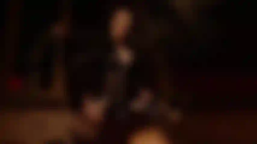 Die augen geschlossen, die seelen miteinander verflochten, die verführung beginnt.