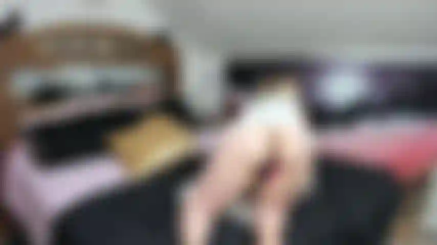 Bitte iss meinen arsch, während ich meinen dildo reite.