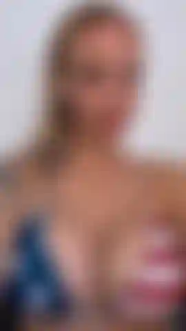 Tiles beugendes bikinimodell.