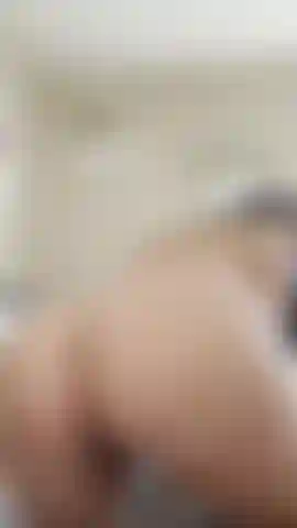 Mit wippenden titten beim reiten auf einem dildo.