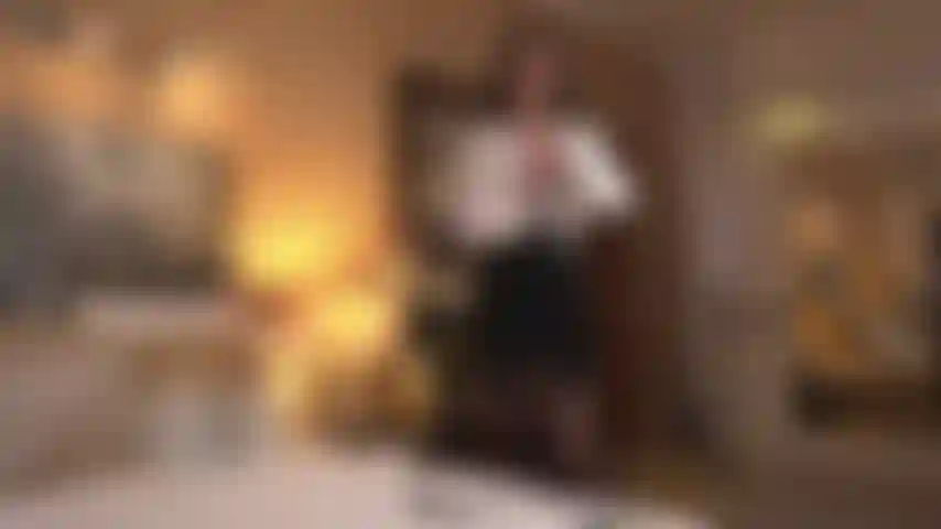 Schmutzige sekretärin, die den chef verführt und ihn dazu bringt, ihr eine gehaltserhöhung für eine "besondere" behandlung anzubieten!