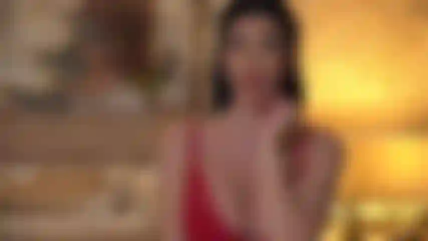 Ihre verwöhnte, hauswrackende göttin benutzt ihre verführung und ihre sinnlichen hände, um ihren orgasmus zu ruinieren, damit sie ihr mehr schmuck kaufen!