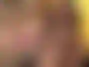 Meine nerdige anbeterin darf an meinen kostbaren sohlen schnüffeln und anfassen! Es ist sowieso nicht so, als könnte er mit seinem kleinen übermut etwas anderes tun!