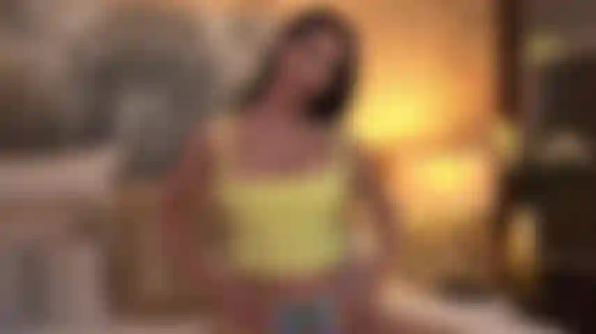 Massiere meine massiven brüste mit körperlotion und schiebe deinen schwanz dazwischen, bis du eine große ladung über sie spritzen musst!