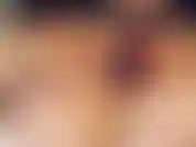 Ein schulmädchen, das sich auf seinen ersten schultag vorbereitet.