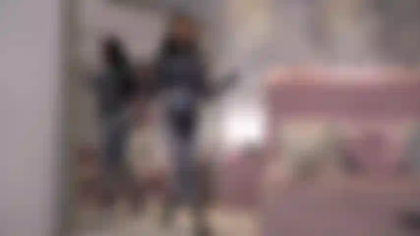 Eine geek-studentin kann spiderwoman nicht widerstehen.