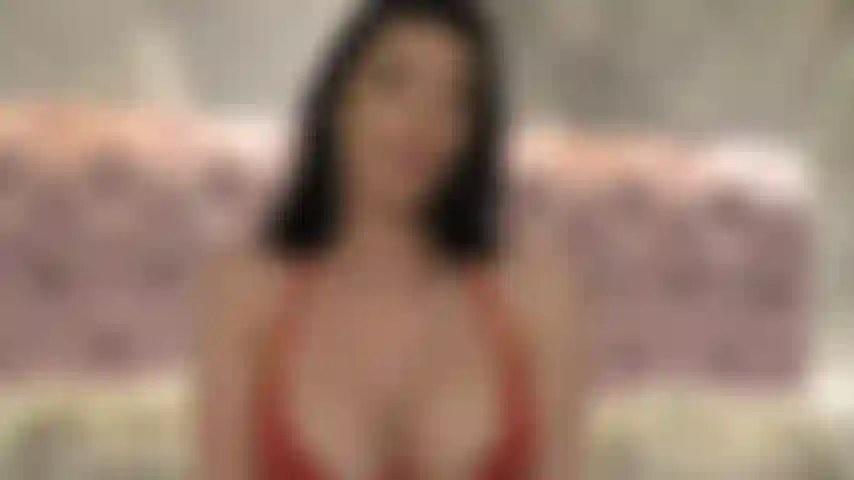 Stiefmutter, die ihren stiefsohn dafür bestraft, dass er ihre dessous gestohlen hat und nacktbilder mit ihr in seinem handy hat.