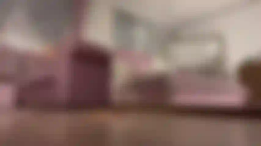 Eine riesin, die alle ihre nutzlosen kleinen diener gnadenlos zertritt und zerquetscht.