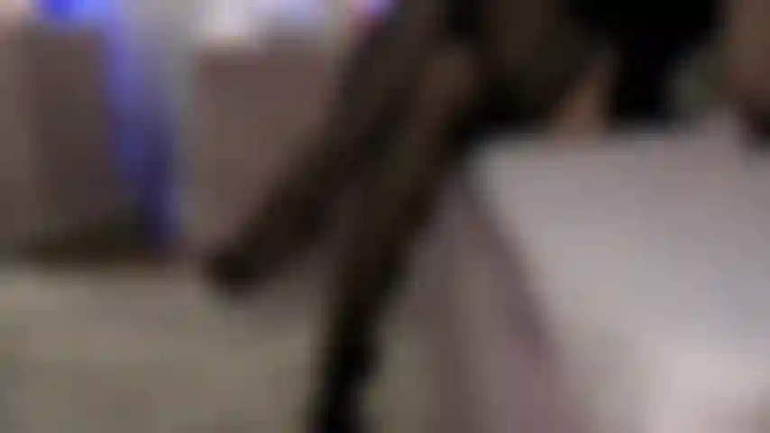 Schnüffel an meinen gewölbten nylonfüßen und verwandle dich in meinen fußperversen.