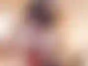 Ein schottisches mädchen, das ihre riesigen brüste zeigt.