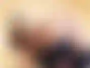 Heiße flugbegleiterin, die während des fluges zum orgasmus kommt.