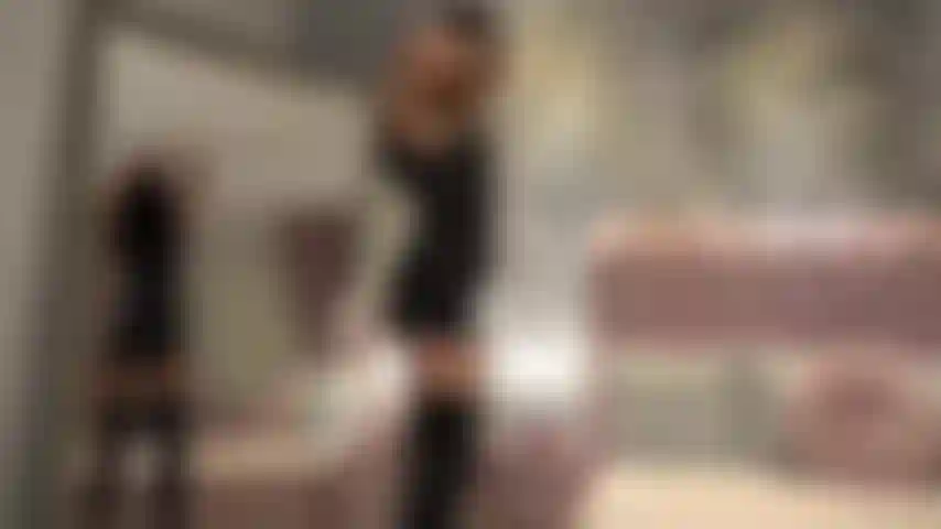 Latexphantasie! Erkunde und verwöhne meinen kostbaren körper, nachdem ich dich mit meinem glänzenden latexoutfit wahnsinnig heiß gemacht habe.