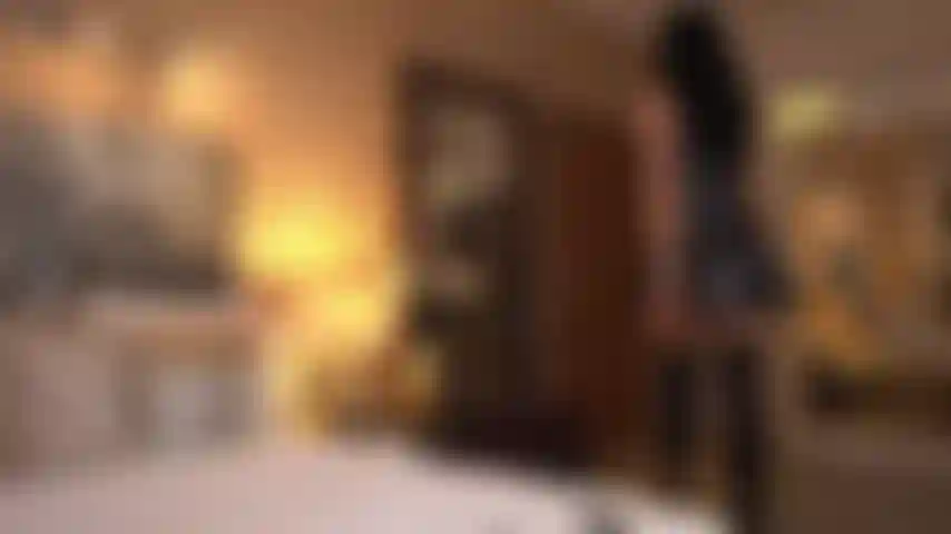 Latex-sekretärin, die ihr zuhause zerstört, die ihren chef dazu bringt, mit seiner frau zu spät zum abendessen zu kommen, und ihn mit ihrem sinnlichen und gefährlichen körper beschäftigt!