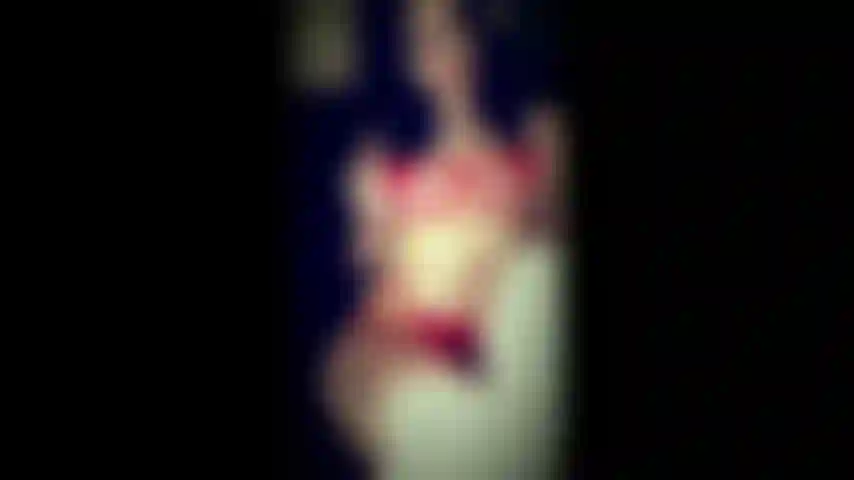 Rote dessous – bete mich an, während ich versuche, durch mein höschen zu tränken.