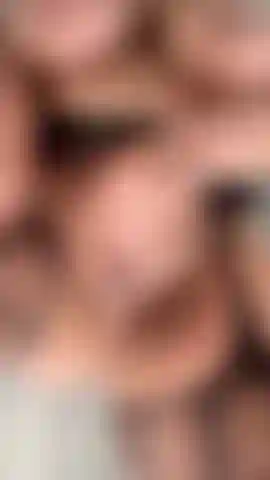 Reibe meine muschi, während meine titten auf und ab hüpfen.