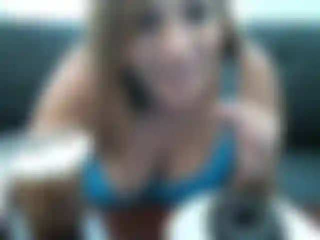 Die riesige / schwangere kim kann nicht aufhören zu essen. Audio verfügbar! Begleiten sie sie zu einem sehr süßen frühstück, das sie sicherlich weiterhin so groß machen wird! Sie liebt es, donuts zu essen. Füttere sie jetzt!