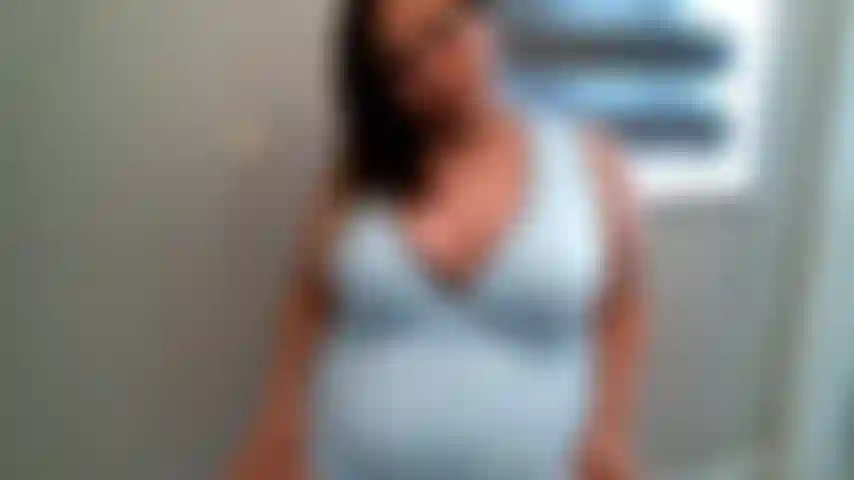 Schwanger und herrlich humpelnd. Kim wird von tag zu tag geiler (nackter bauch und titten – kein ton).