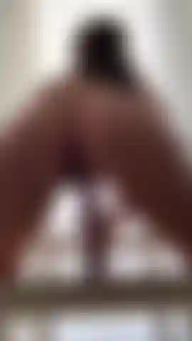 Bwc vor dem fenster mit einem saftigen arsch-pov.