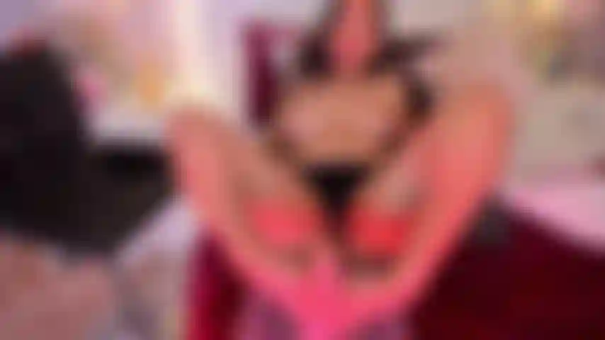 Schau, wie ich deinen schwanz mit meinen nassen füßen liebe.