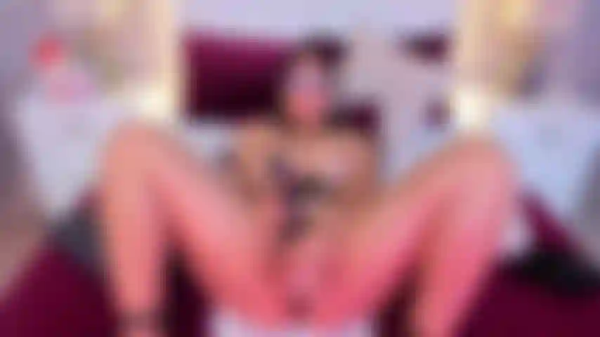 Wenn du meiner muschi vibrationen gibst, wird sie noch feuchter und dein schwanz dringt leicht ein.