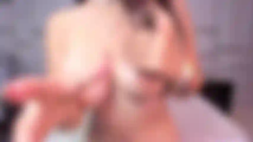 Große titten, eine pelzige muschi und ein wunderschöner arsch, all das und noch mehr wirst du heute sehen.