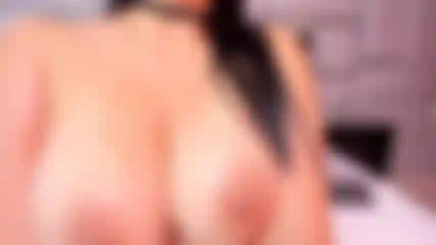 Ich lasse dich deinen dicken schwanz in meine enge muschi stecken, ich bereite ihn schon für dich vor...