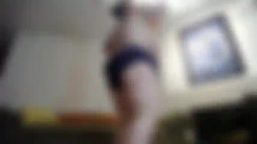 Ein riesiger tölpel, der versucht, auf und ab zu springen, aber es treten schwere probleme mit den titten auf ...