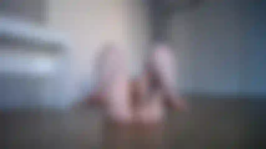 Annie, die tote käfer (kernübungen) macht, nur meinen hintern und meine schenkel in deinem gesicht und vor einem riesigen wandfenster in einer wohnung in der innenstadt, wo ich meine workouts mache, damit jeder sie kostenlos sehen kann. Du musst bezahlen, weil du weit weg wohnst und gerne pervers bist.