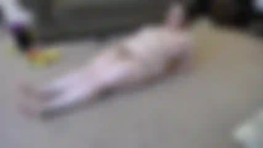 Die folter im unterleib geht weiter... Nackte beine kreisen. Die nackte annie hebt ihre dicken kleinen beine, um ihre unteren bauchmuskeln zu stärken.