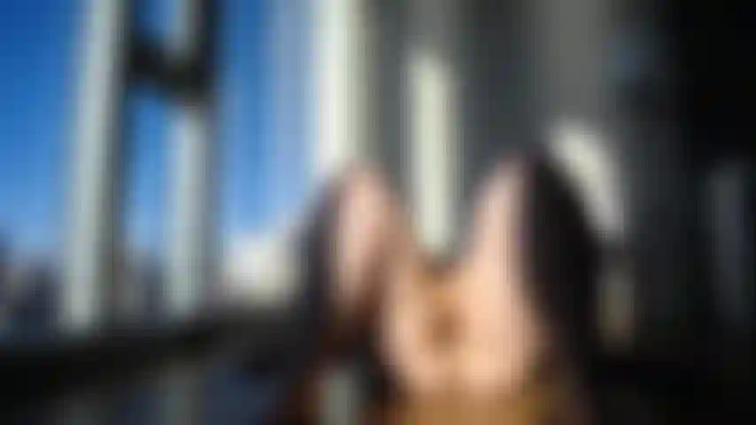 Annies cellulite von cellulite-ausmaßen ... Die sonne scheint, wo die sonne nicht scheint, haha, meine perfekten kleinen arschbacken und mein riesiger oberer hintern machen gesäßbrücken (ich bin mir sicher, alles falsch) im goldenes stundenlicht. Die nachbarn haben wieder eine show.