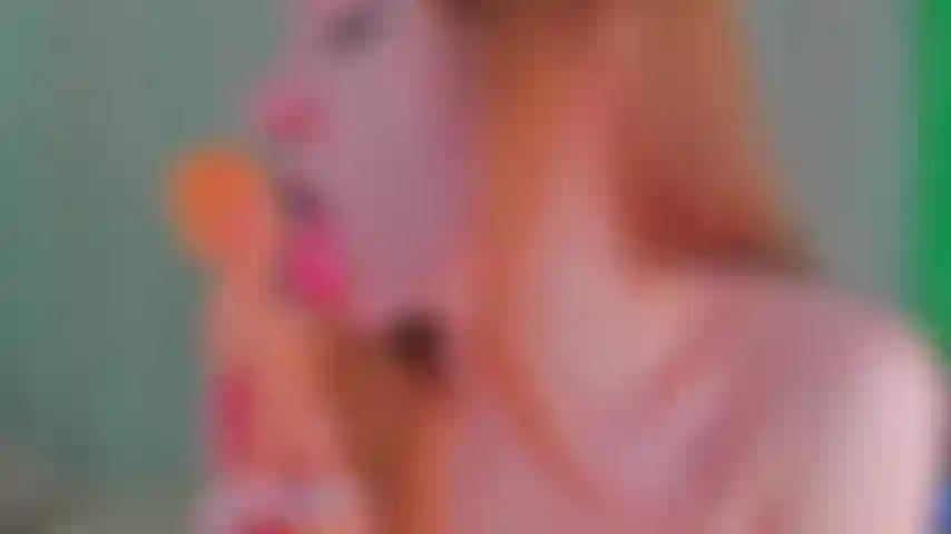 Makrophilie-fetisch mit ken-puppe.