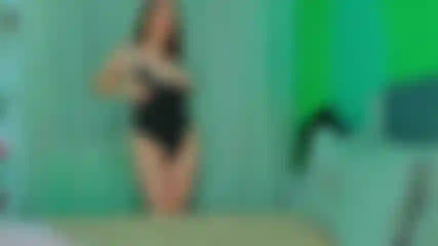 Sinnlicher striptease, toller blowjob und heißer cowgirl-dildofick.