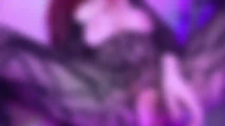 Ein kurviger gothic-pornostar, der feuchte, haarige muschis mit einem rosafarbenen glasdildo in schwarzen spitzen-bodystocking-dessous ohne schritt fickt.