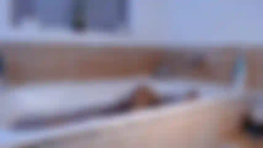 Spioniere mich im badezimmer aus.