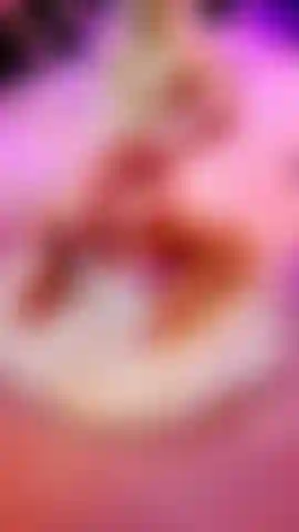 Ich twerkle mit meinem arsch. Ups, ich habe vergessen, mein höschen wieder anzuziehen.