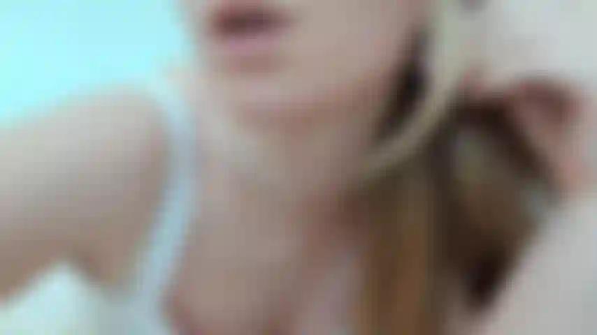 4. Finger lecken und mit den lippen spielen.