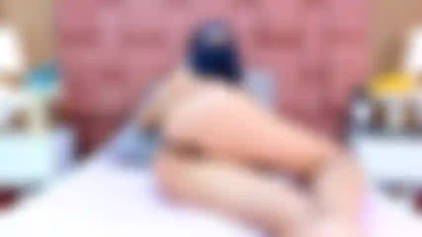 Ich ficke meine enge muschi mit einem dildo und stelle mir bei jedem stoß vor, dass du es bist.