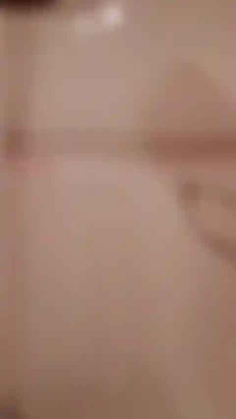 Die mit geilen duscht und ihren riesigen arsch anbetet