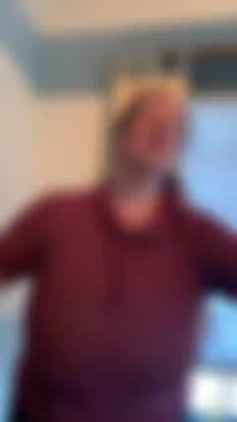 Große titten hüpfen auf dem ellipsentrainer.