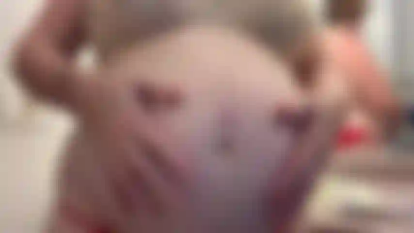 Creme meinen schwangeren bauch ein und bespritze mich dann mit sperma.