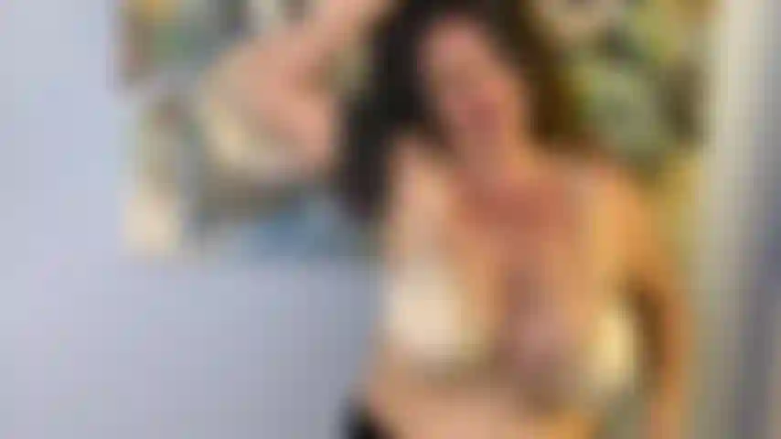 Spiele mit milchiger muschi.