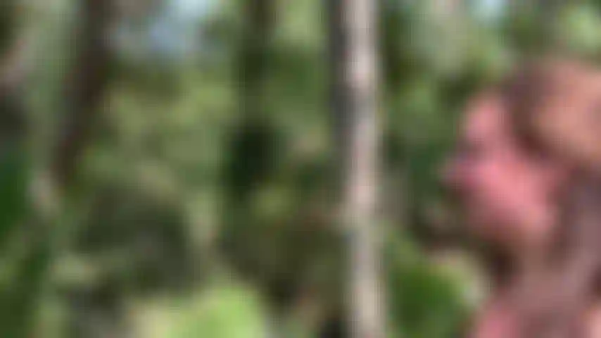 Milchige milf laktiert beim wandern.