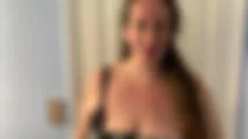 Eine stillende milf spritzt heimlich milch heraus.