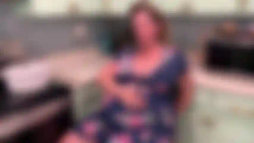 Schwanger, rülpse und spiele mit der muschi.