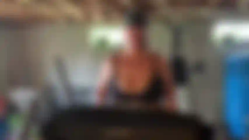 Jogge oben ohne auf meinem laufband.