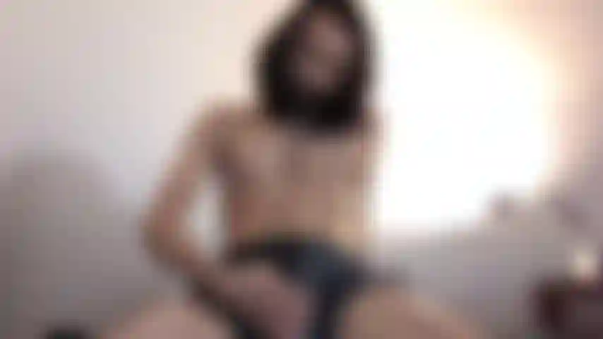 Großer schwanz, zu groß für stretch-boxershorts mit camouflage-muster.