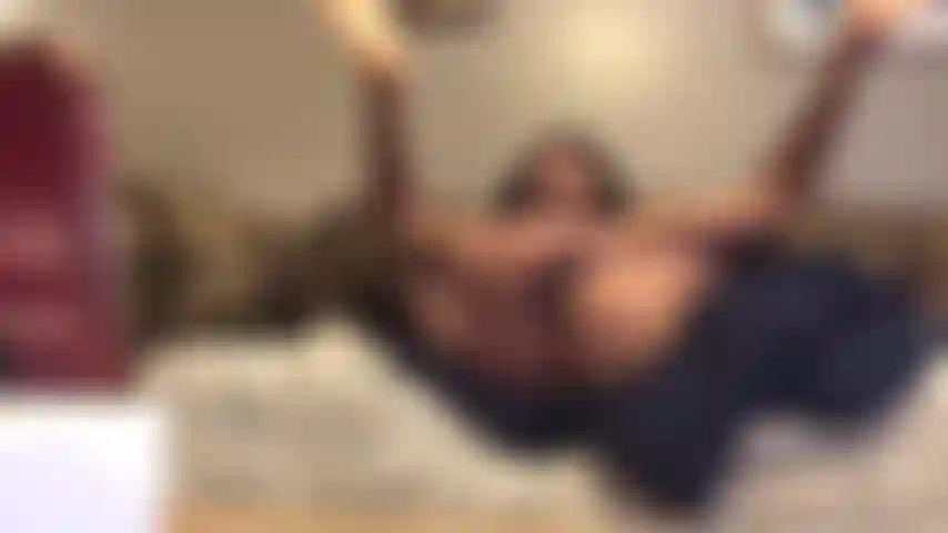 Eine menschliche brezel, eine show mit perfektem arsch und großem schwanz.