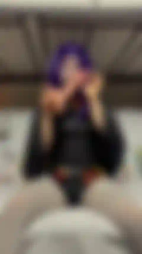 Freaky raven hat ihre erste begegnung mit einer echten verdammten schlampe. Mit ihrer gespaltenen zunge einen großen 8-fuß-schwanz benutzt, darauf spuckt und die eier aufsaugt. Mache ein bisschen deep throat, mache es schön und sabbernd, man kann hören, wie es würgt, und zusehen, wie eine versaute rabe zwei schwänze nimmt.