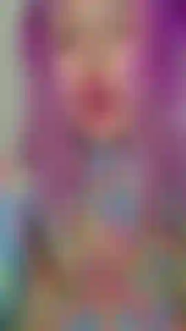 Update mit gespaltener zunge, zeige tricks, die ich machen kann, sabbere/spucke, in einem durchsichtigen body, den ich trage.