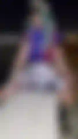 Neben einer brücke in einem kurzen rock und bauchfreiem top, während fußgänger vorbeigehen und ich zeige, was sich darunter befindet:3.